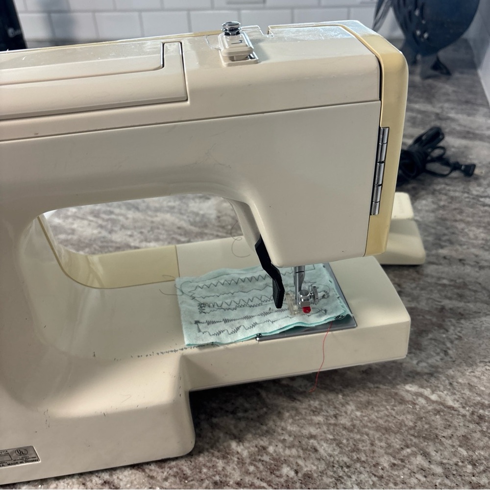 Kenmore 385.1884180 Retro 30 Stitch Sewing Machine W/ Pedal, Extras- Works! - Picture 12 of 17